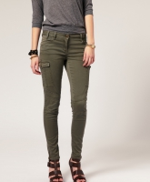 lässige skinny Cargohose in khaki