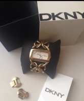 goldene DKNY Uhr
