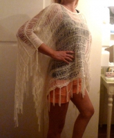 weißer luftiger Poncho mit Fransen