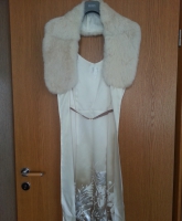 Beiges Abendkleid von Hugo Boss mit Kunstfell