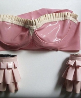 XS Latex Burlesque Set Rüschen-Top / BH + Rüschen- Stulpen rosa