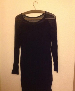 Schwarzes Kleid mit transparenten Ärmeln und Ausschnitt