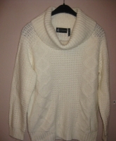 Cremé-farbiger Strickpullover