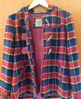 Blau/rot karierte Jacke mit Kapuze