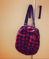 Handtasche rot schwarz 