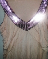 Rosa Top mit Pailettenausschnitt