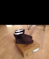Braune Bailey Button UGG's
