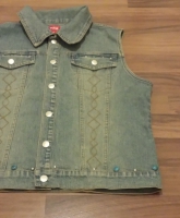 Ärmellose Jeansjacke mit Nieten in Größe M