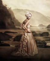 Traumkleid in rosé-gold mit Schleppe, Strass und Schultercape