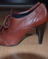 cognacfarbene Lederpumps zum Schnüren