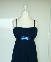 dunkelblaues Chiffonkleid