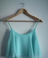 Türkises Crop Top mit Volant