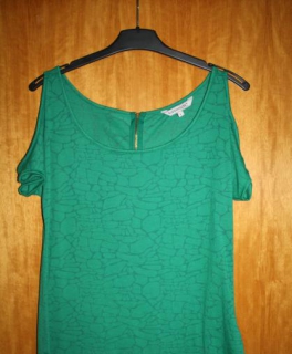 cooles Top mit Schulterausschnitt