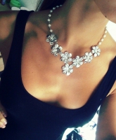 Schöne Blümchenkette mit Steinchen