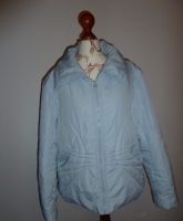 Hellblaue weite Winterjacke