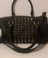 schöne schwarze handtasche mit goldenen nieten 