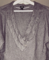 Grauer Pullover mit V-Ausschnitt vom H&M