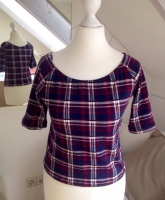 Kariertes Croptop im Collegestyle 