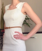 Weiß-graues Etuikleid 