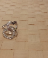Ring mit verschlungenen Herzen und Steinchen