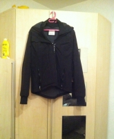 Schwarze Bench. Übergangsjacke