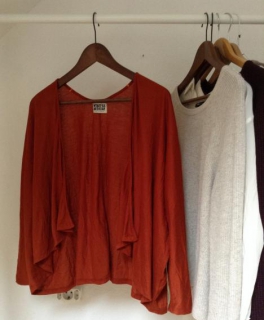 Locker leichter Cardigan von Weekday. Rost Rot.