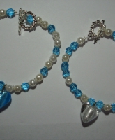 Armband mit weißem Glasherz