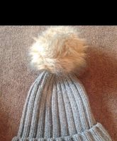 Graue Bommelmütze mit Kunstpelz