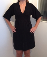 Kleid schwarz Ausschnitt Fledermausärmel elegant