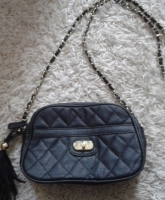 schwarze Tasche mit goldenen Details 