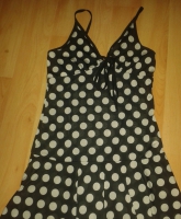 Schwarzes Top mit weißen Punkten