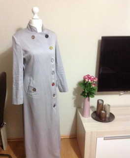 Langer Mantel mit bunten Knöpfen