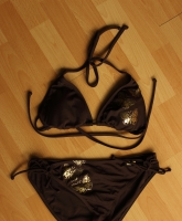 Schöner brauner Buffalo Bikini mit Schmetterlingen