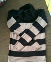 braunschwarzer rollkragenpullover