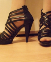 Riemchen-Sandaletten von Apart, neuwertig