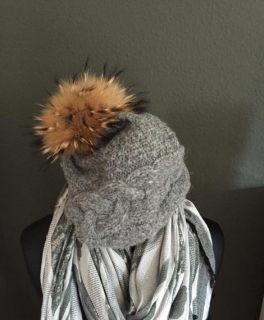 Mütze in grau mit Fellbommel