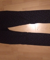 Jeans mit Blümchenmuster von H&M