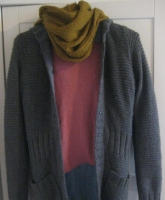 Graue dicke Strickjacke mit Taschen und Kapuze 34
