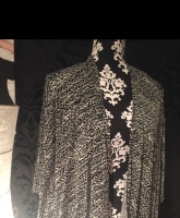 Schwarz-Weiß gemusterter Kimono