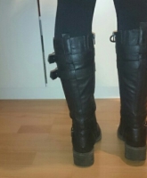 Schwarze halblange Schnürstiefel