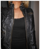 Schwarze Lederjacke im Wasted Look