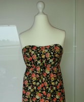 Trägerloses geblümtes Kleid