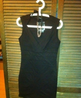 enges Kleid mit tiefem Ausschnitt kleines Schwarzes