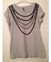 Graues T-Shirt mit schwarzen Ketten