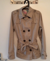 Q.s. by s. Oliver Trenchcoatjacke in beige/braun 