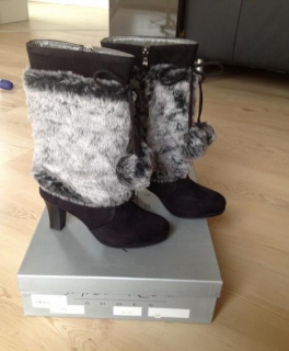 Schwarze Stiefel mit Kunstfell und Bommeln