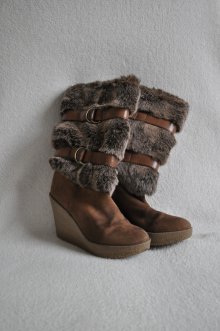 braune Stiefel mit Fell und Keilabsatz
