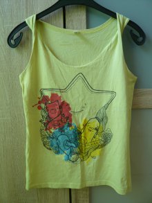 gelbes Top mit coolem Aufdruck