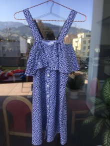Blau-weisses Sommerkleid