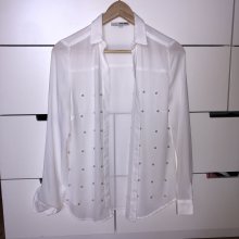 weisse Bluse mit Perlen